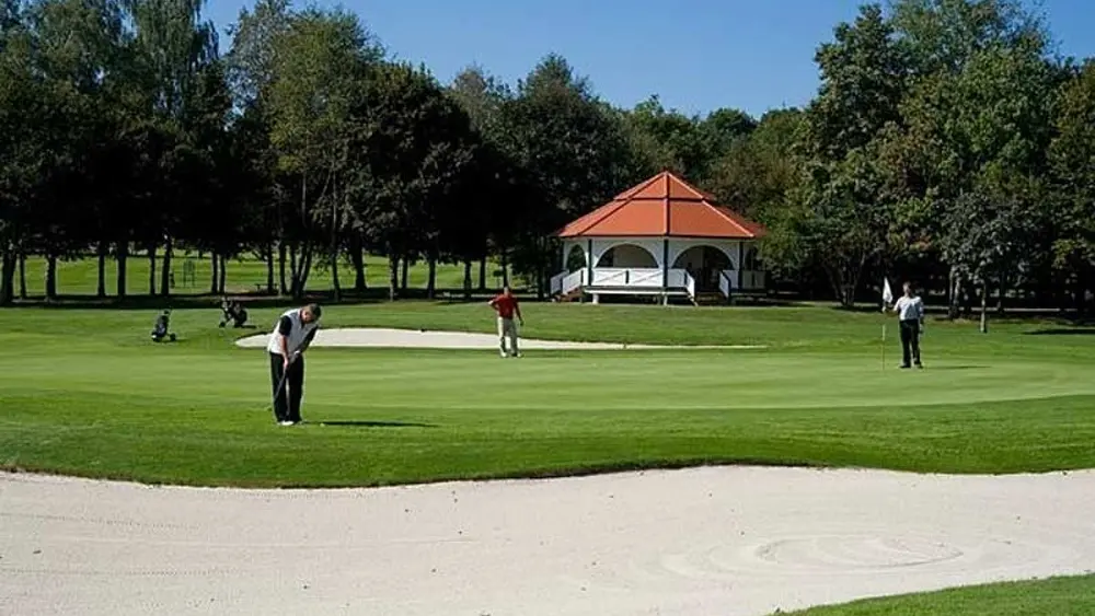 Golfer an einem Bunker im Golfpark Klopeinersee St. Kanzian