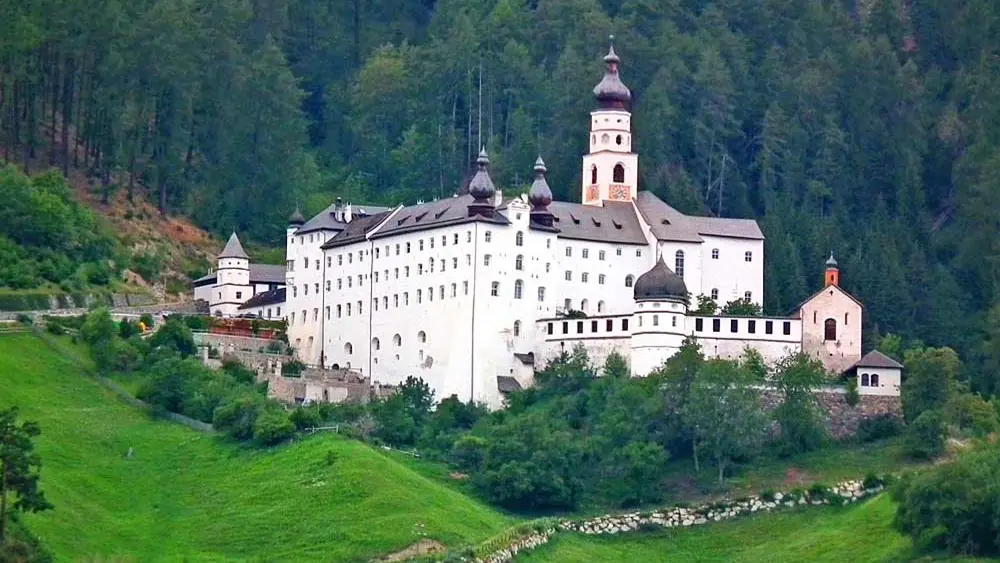 Blick auf die imposante Abtei Marienberg bei Mals