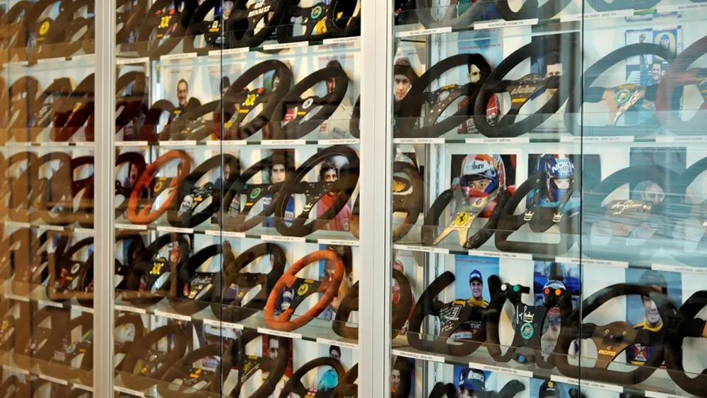 Sammlung von Rennwagen-Lenkrädern in Museo Nicolis