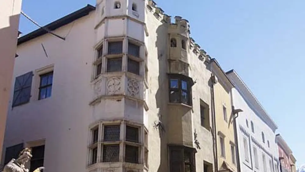 Blick auf die Fassade des Rathauses in Sterzing mit seinen Erkern