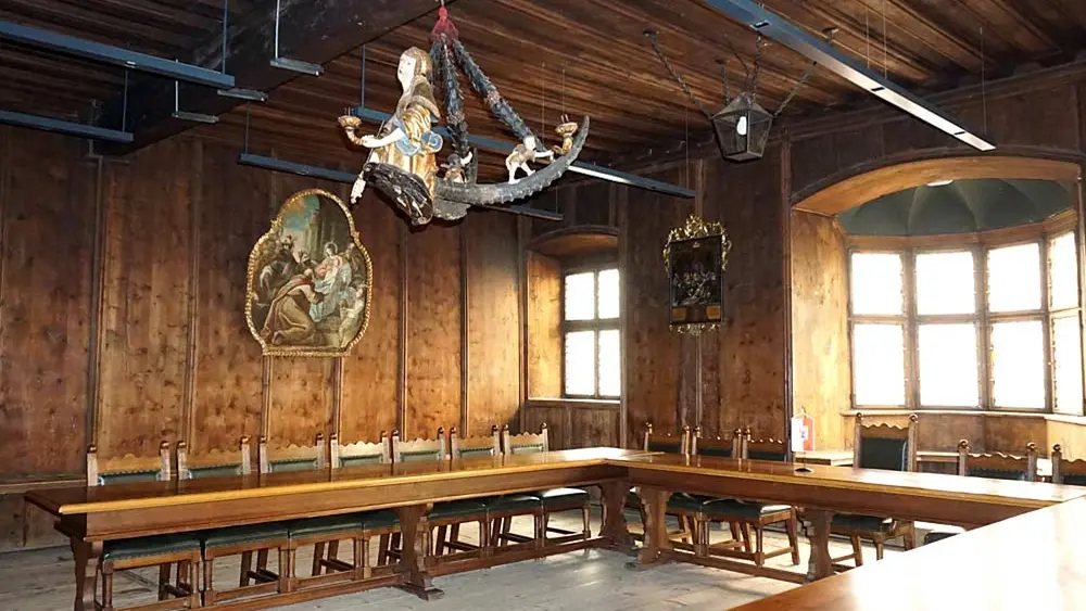 Blick in den holzvertäfelten Ratssaal im Rathaus Sterzing