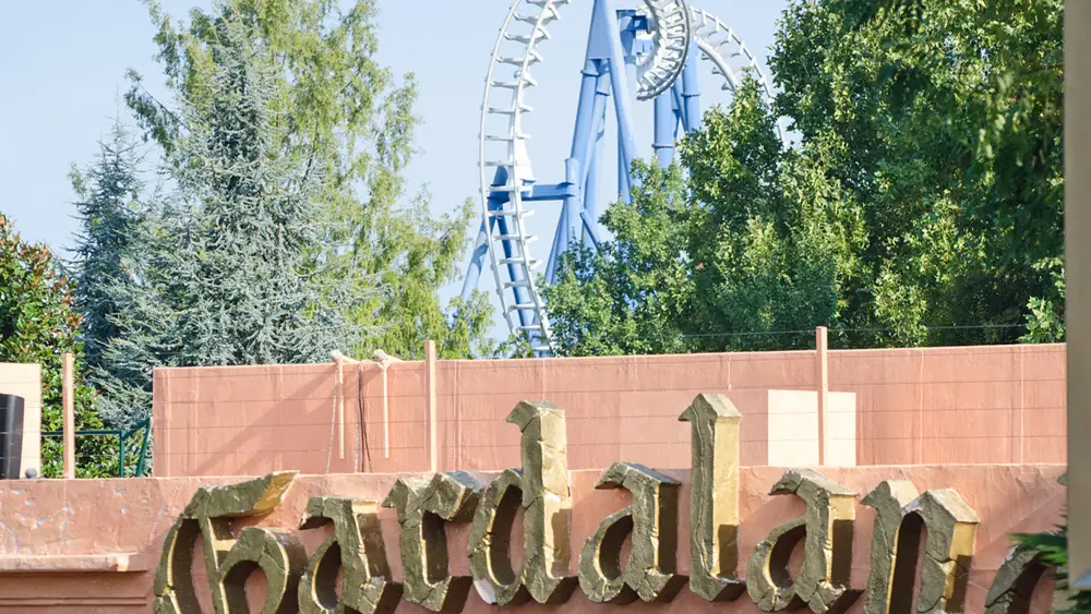 Eingang des Gardalands mit Achterbahn