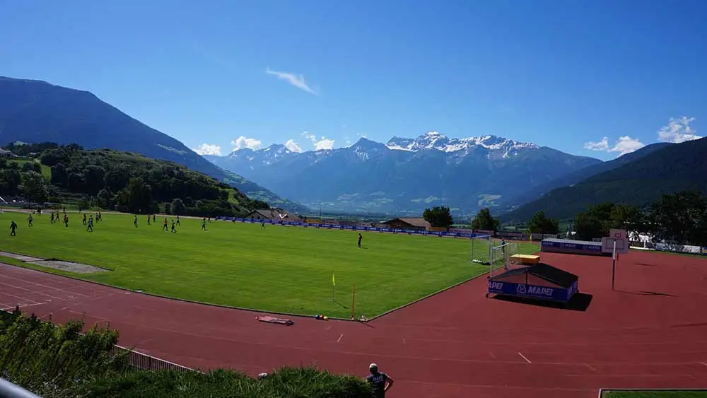 Sportplatz mit Blick auf die Dolomiten im Sport Well Mals