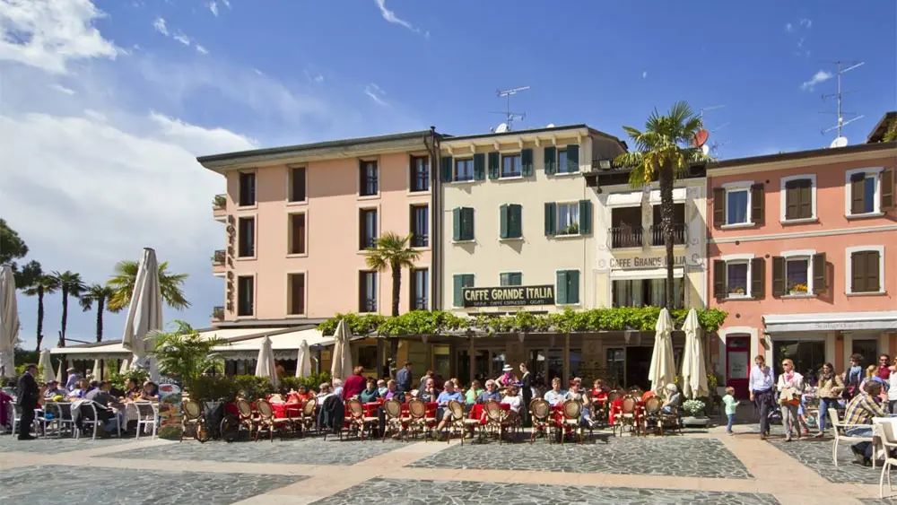 Blick auf die Piazza Carducci mit Caffè Grande Italia