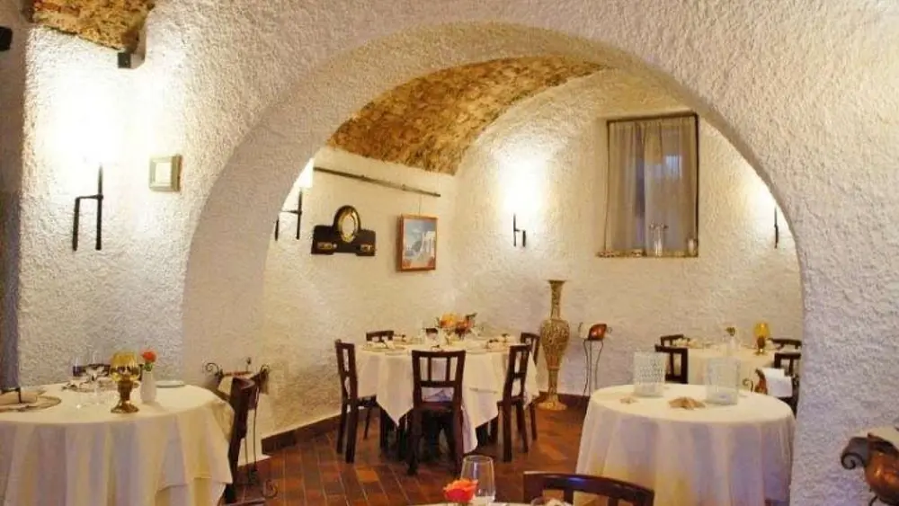 Eingedeckte Tische im gemütlichen Restaurant Al Porticciolo 84 in Lecco