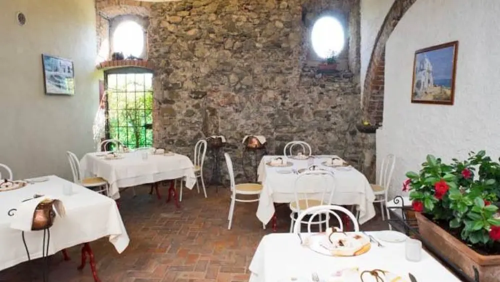 Einer der gemütlichen Speiseräume des Restaurants Al Porticciolo in Lecco