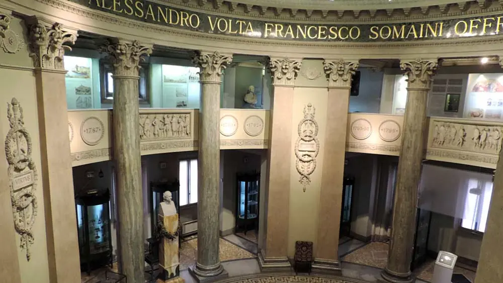 Innenansicht des Tempio Voltiano in Como