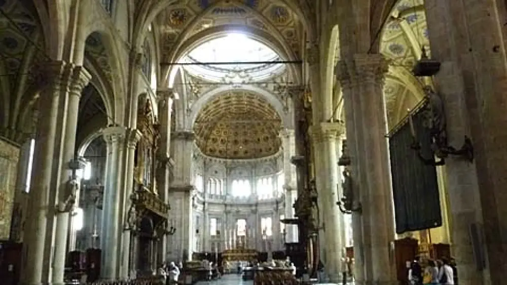 Kirchenschiff und Apsis des Dom zu Como