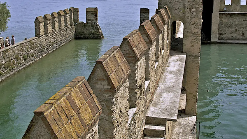 Außenmauer des Castello Scaligero am Gardasee