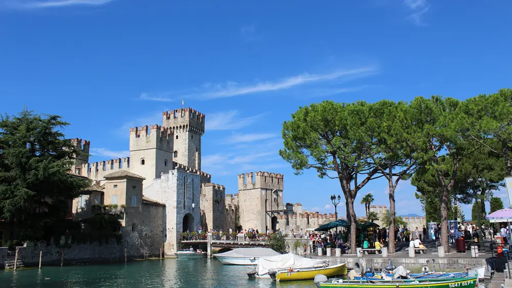 Blick auf die Wasserburg Rocca Scaligero am Gardasee