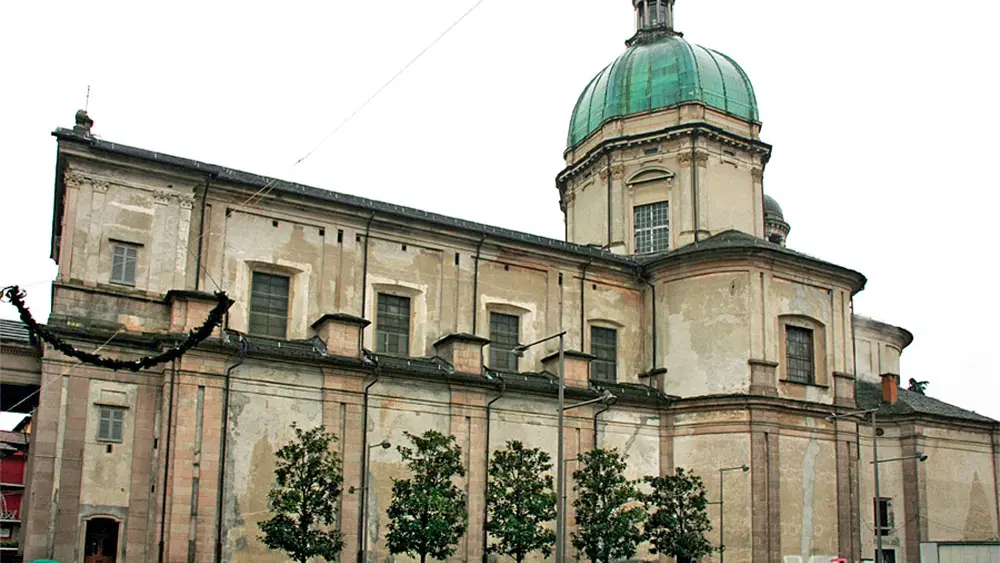 Seitliche Fassade der Basilika San Vittore in Verbania