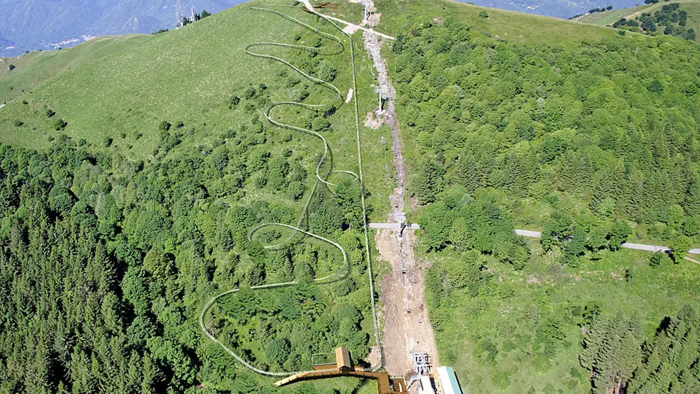 Luftaufnahme der Strecke des Alpine Coasters auf dem Monte Mottarone bei Stresa
