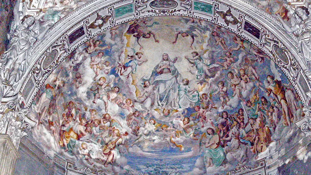 Fresko Maria Himmelfahrt in der Kuppel der Kirche Madonna di Campagna in Verbania