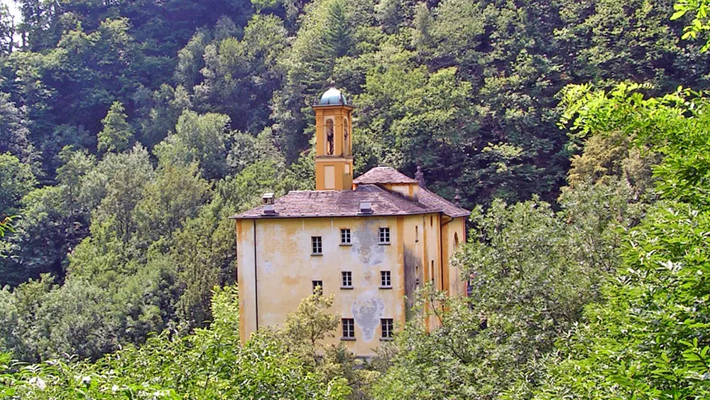 Blick auf die Kapelle Santa Maria Addolorata auf dem Sacro Monte di Brissago