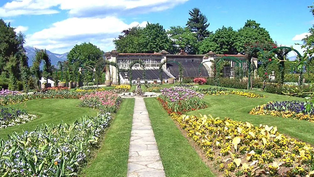 Blumenbeete im Park der Villa Pallavicino in Stresa