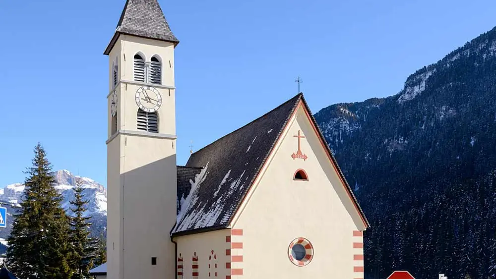 Blick auf die Pfarrkirche Santa Maria Maddalena in Mazzin