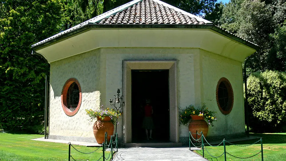 Außenansicht des Mausoleums in der Villa Taranto in Pallanza-Verbania