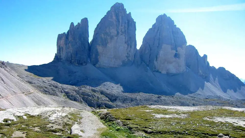 Blick auf die Drei Zinnen im Naturpark Drei Zinnen Dolomiten