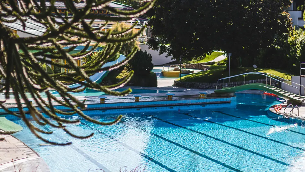 Schwimmbecken der Erlebnistherme Naturns