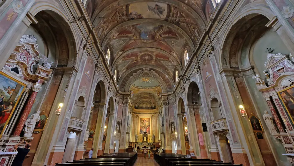 Blick in den Innenraum der Kirche Santa Maria Assunta