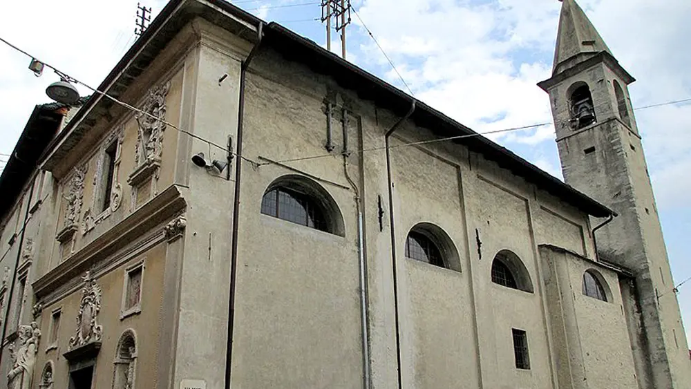 Blick von unten auf die Kirche Santa Maria Assunta in Locarno