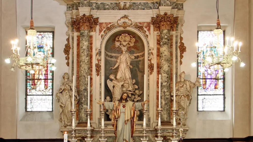Altar in der Kirche Santa Maria Assunta in Arco