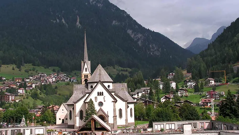 Blick auf San Vigilio und den Friedhof in Moena