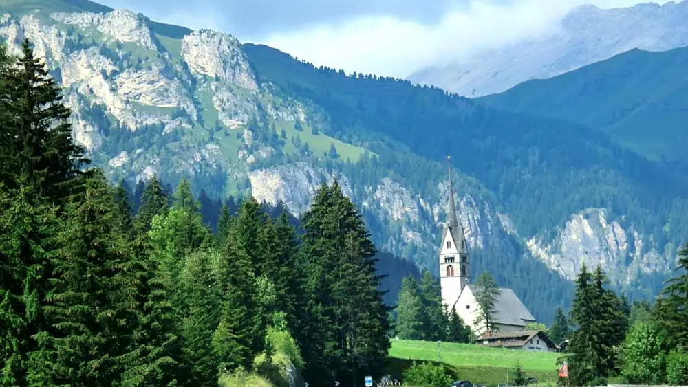 Blick auf die Kirche San Giovanni in Vigo di Fassa