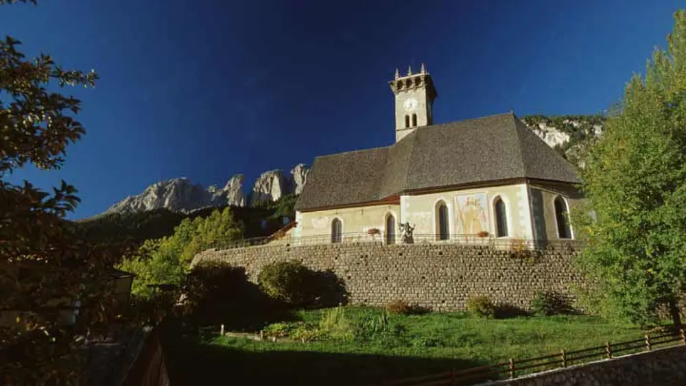 Blick auf die Kirche Santi Filippo e Giacomo in Campitello