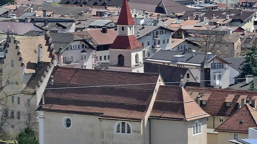 Luftaufnahme der St. Margarethenkirche in Sterzing