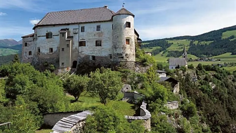 Blick auf Schloss Rodenegg über Rodeneck