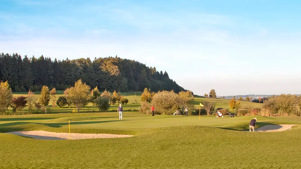 Golfer beim Abschlag in einem Bunker im Golfclub Rochushof in Deggenhausertal