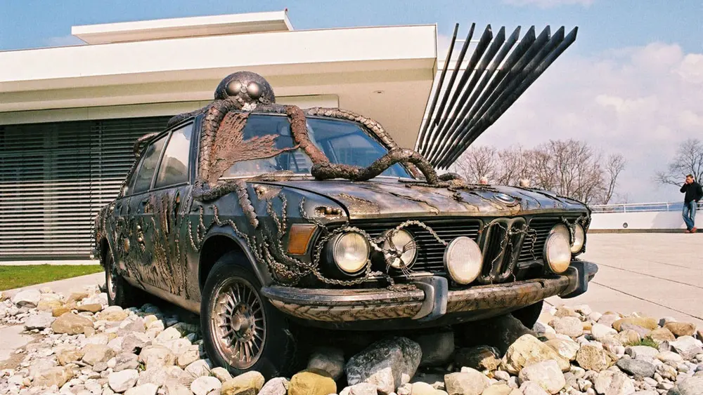 Auto-Skulptur am Eingang des Buchheim Museums Bernried