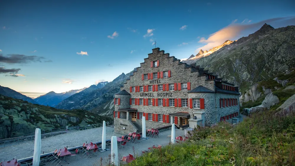 Das Alpinhotel Grimsel Hospiz liegt direkt am Grimselsee