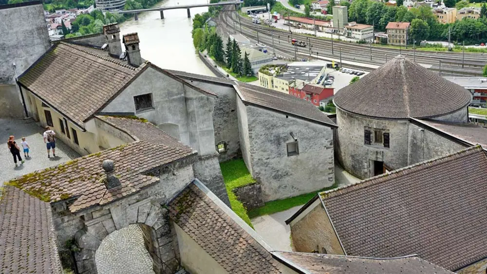 Blick in den Innenhof der Festung Kufstein