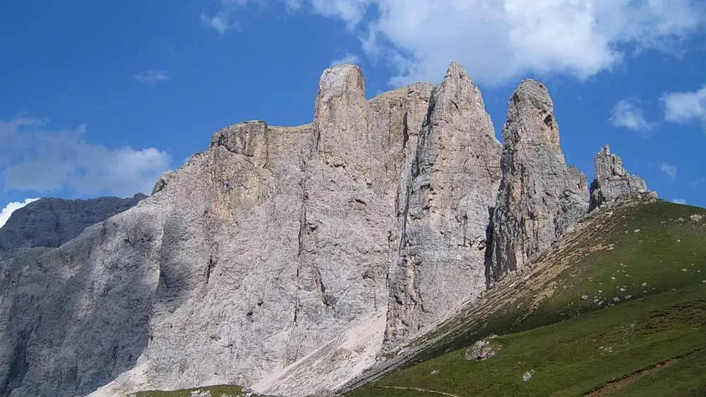 Blick auf die Sellatürme vom Sellajoch aus gesehen