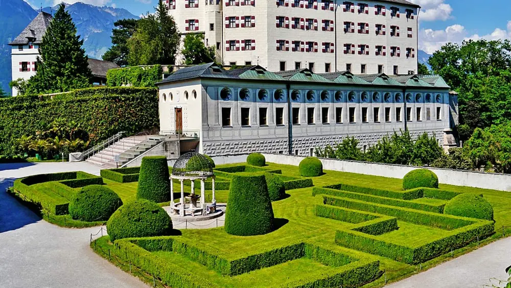 Blick in den Schlosspark von Schloss Ambras