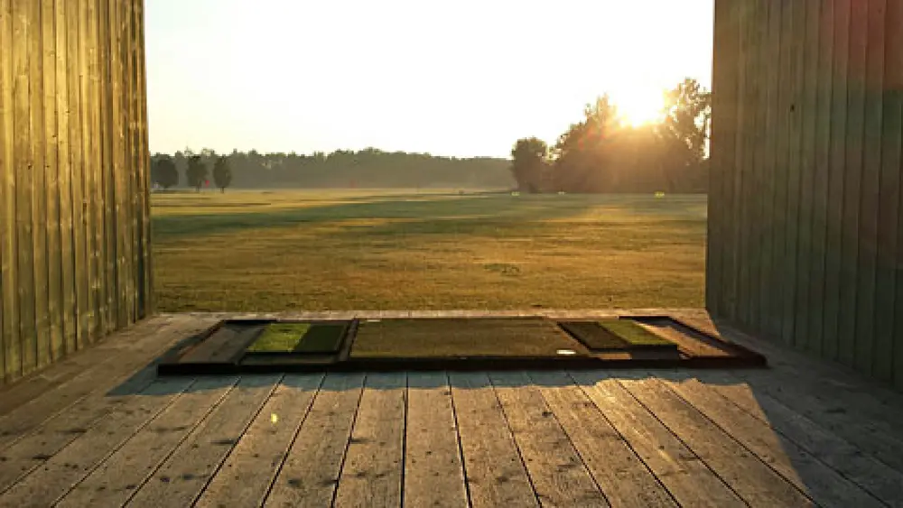Überdachter Abschlagplatz beim CityGolf Rosenheim