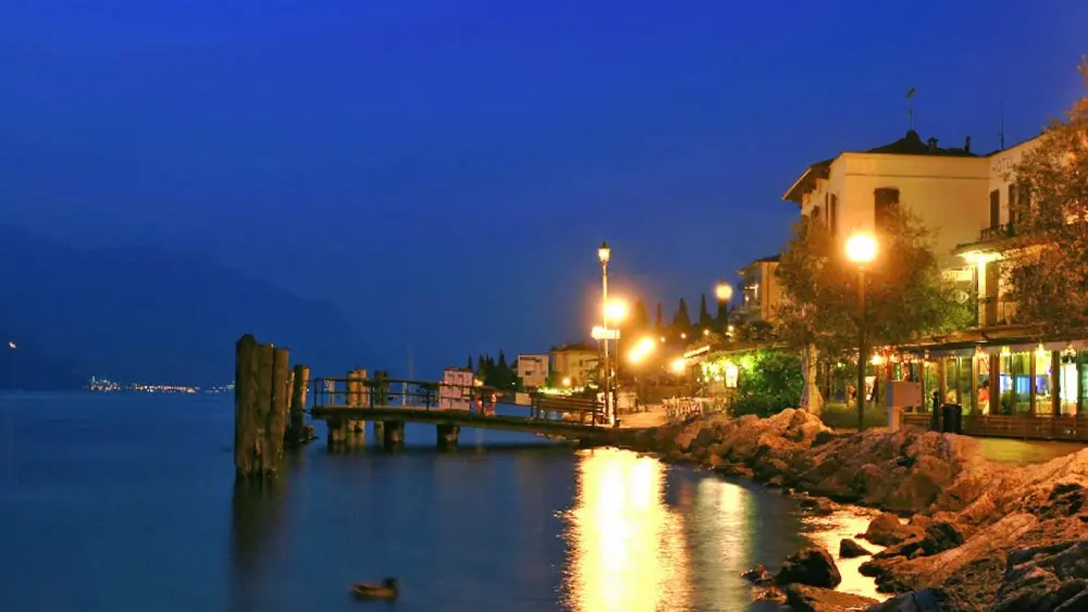 Blick auf das Ristorante Giuly und die Uferpromenade in Brenzone bei Nacht