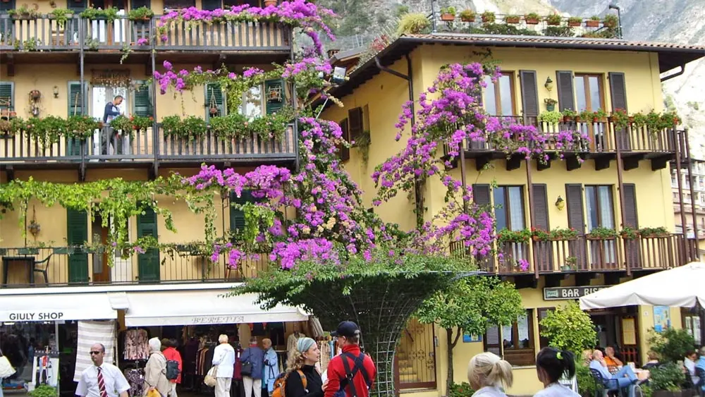 Geschmückte Balkone - rechts das Restaurant Gemma am Gardaseeufer gelegen