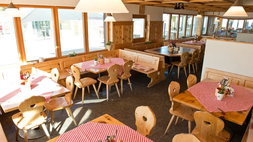 Blick auf die gedeckten Tische im Panoramarestaurant Maschgenkamm am Flumserberg