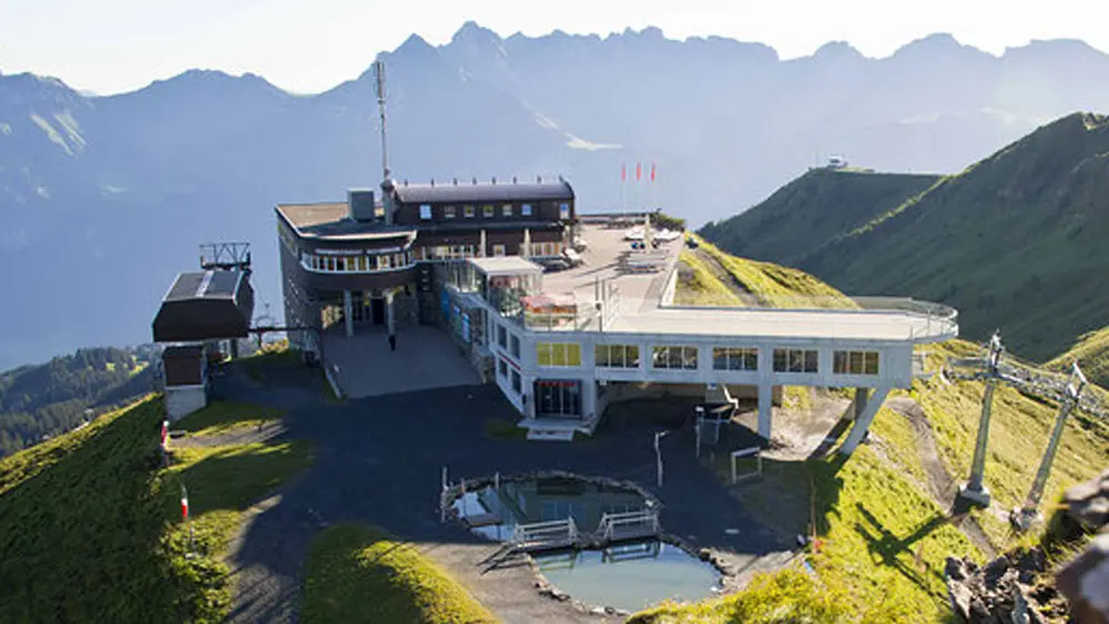 Luftaufnahme des Panoramarestaurants Maschgenkamm auf dem Flumserberg