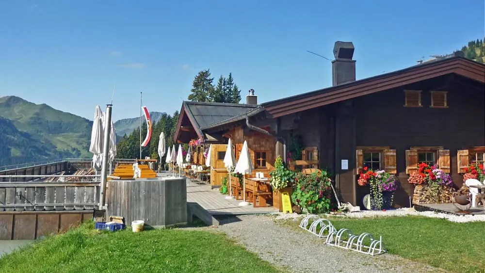 Blick auf die Reiteralm mit Sonnenterrasse auf dem Reiterkogel in Saalbach