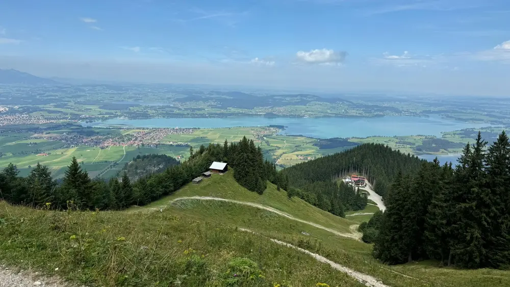 Blick auf die Rohrkopfhütte, im Hintergrund der Forggensee