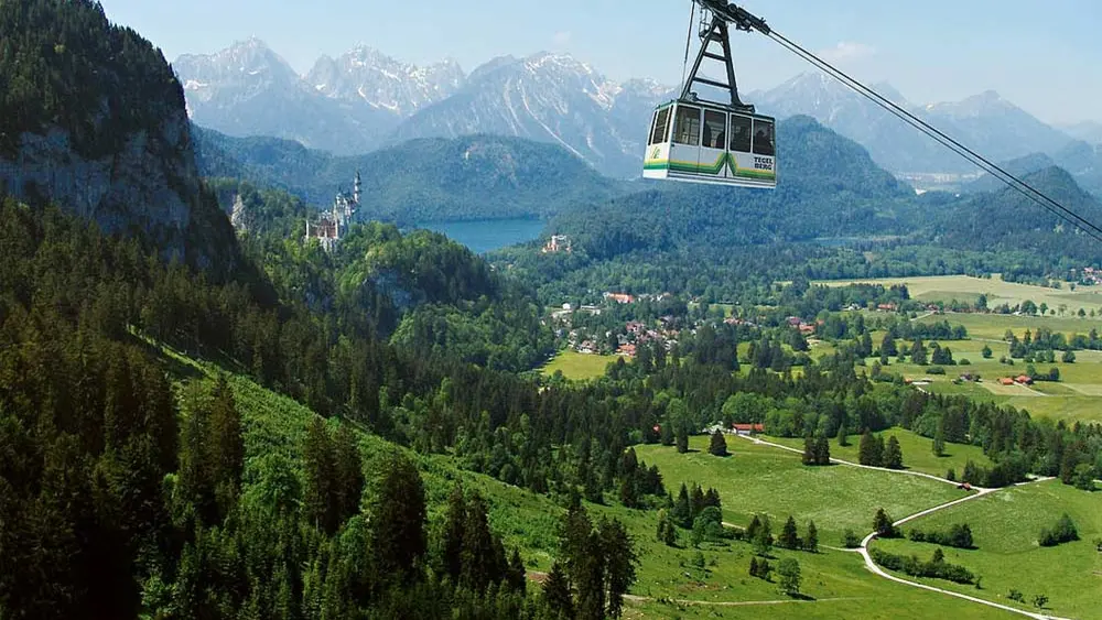 Gondel der Tegelbergbahn Schwangau - im Hintergrund die Königsschlösser Neuschwanstein und Hohenschwangau