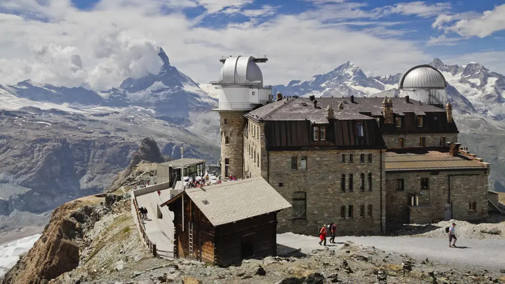 Blick auf den Gornergrat mit dem Kulmhotel