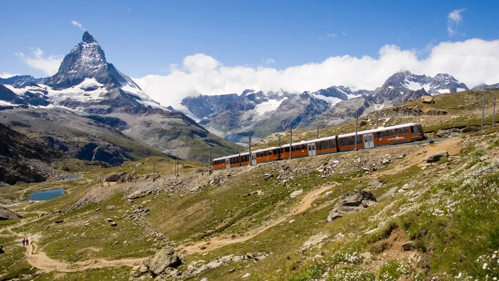 Die Gornergratbahn vor dem Matterhorn