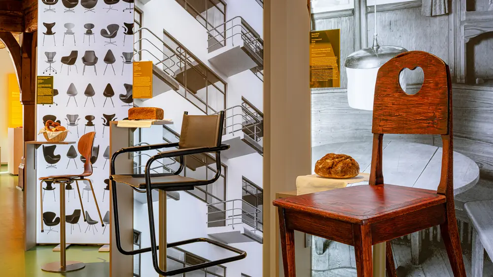 Museum Brot und Kunst, Ulm - 1. OG Tableau - Brot und Stühle