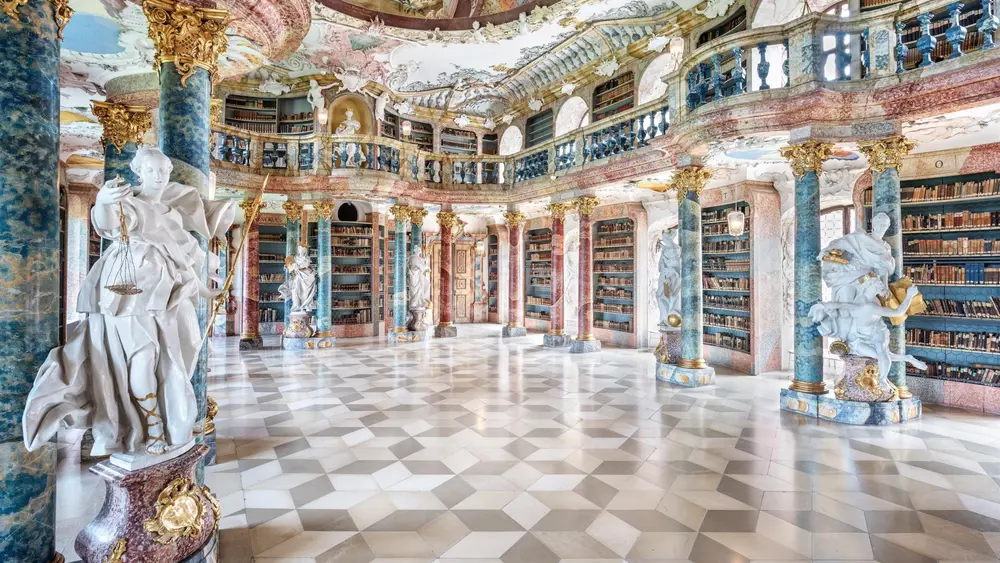 Im luftigen und heiteren Rokoko präsentiert sich der Bibliothekssaal des Klosters.