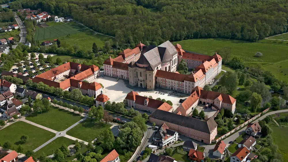 Das imposante Gebäude der ehemaligen Benediktinerabtei Wiblingen liegt an der Oberschwäbischen Barockstraße, südlich vor den Toren Ulms.